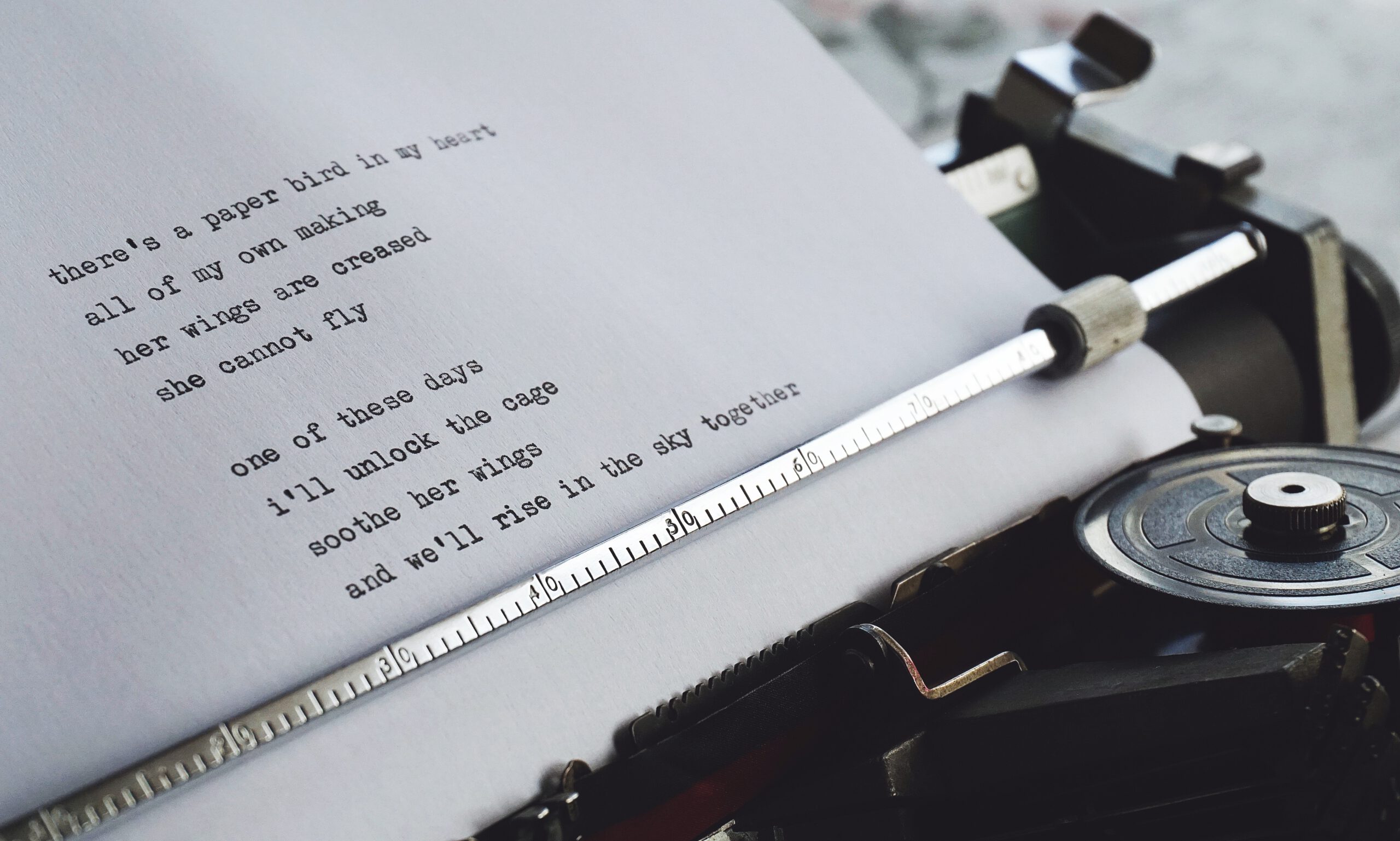 Wiersz po angielsku pisany na maszynie do pisania