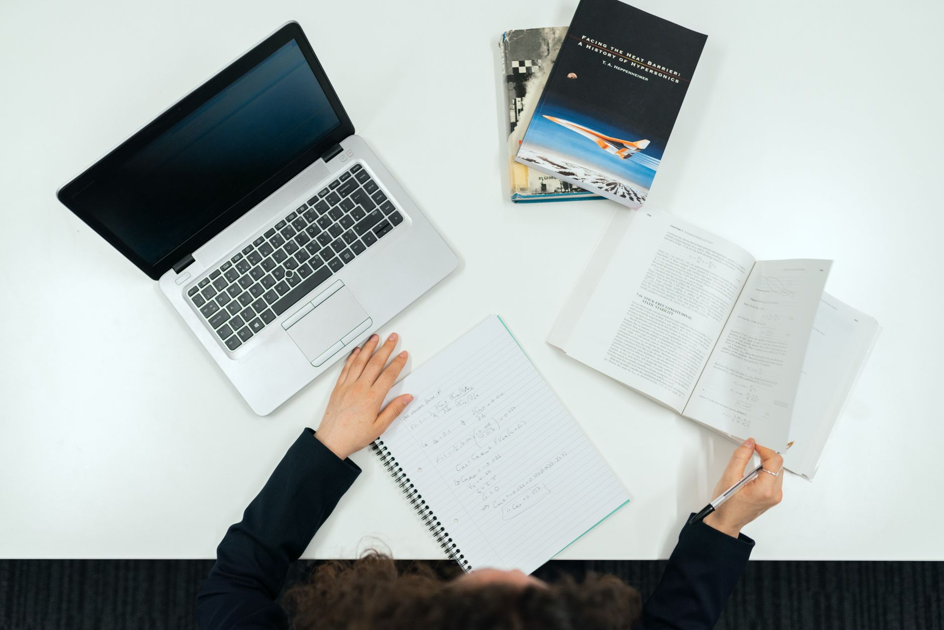 Jak napisać referat na lekcję? Plan, źródła, bibliografia i przygotowanie do wygłoszenia